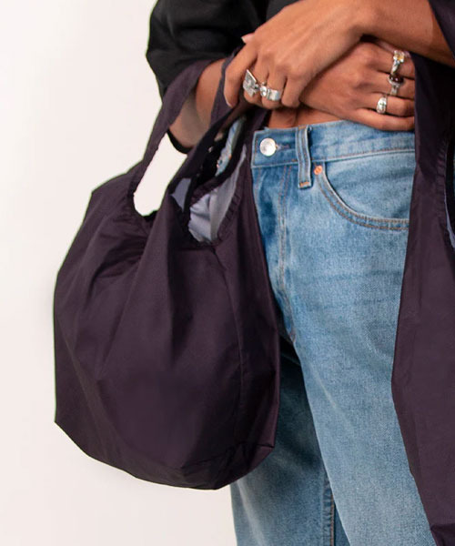 KIND BAG（カインドバッグ）の「〈KIND BAG/カインドバッグ〉プラスチック再生エコバッグ mini（エコバッグ/サブバッグ・レディース・ネイビー/ブラック×ホワイト/ブラック×グレー/グリーン/マルチ/カラフル/コーラル/グリーン×オレンジ/ブラック系その他/ライトブラウン/ブルーグリーン/ブラック/ライトブルー/パープル/ダークグリーン・ONE SIZE）」の2枚目の写真