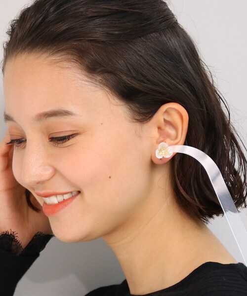 anatelier(アナトリエ)の「フラワーピアス(ピアス(両耳用))」|オフホワイト