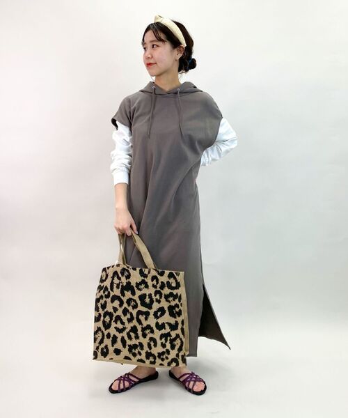 fredy repit（フレディレピ）の「【WEB限定】ミニ裏毛フード付きワンピース（ワンピース・レディース・ブラック/グレイッシュベージュ・38）」の3枚目の写真