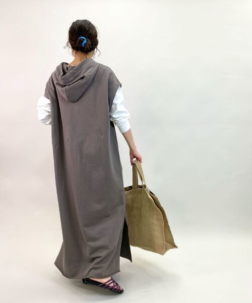 fredy repit（フレディレピ）の「【WEB限定】ミニ裏毛フード付きワンピース（ワンピース・レディース・ブラック/グレイッシュベージュ・38）」の4枚目の写真