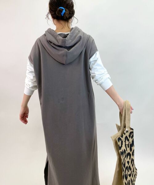fredy repit（フレディレピ）の「【WEB限定】ミニ裏毛フード付きワンピース（ワンピース・レディース・ブラック/グレイッシュベージュ・38）」の6枚目の写真
