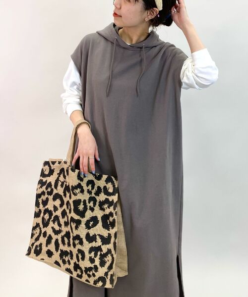 fredy repit（フレディレピ）の「【WEB限定】ミニ裏毛フード付きワンピース（ワンピース・レディース・ブラック/グレイッシュベージュ・38）」の8枚目の写真