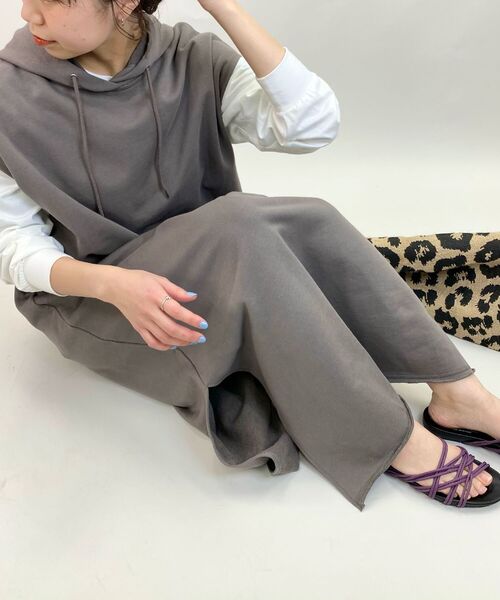 fredy repit（フレディレピ）の「【WEB限定】ミニ裏毛フード付きワンピース（ワンピース・レディース・ブラック/グレイッシュベージュ・38）」の9枚目の写真