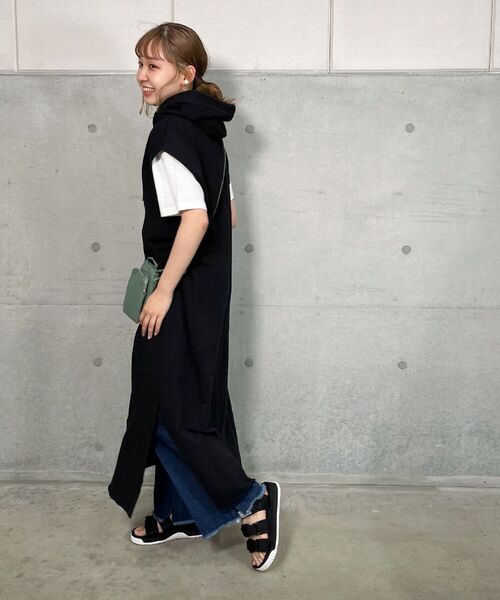 fredy repit（フレディレピ）の「【WEB限定】ミニ裏毛フード付きワンピース（ワンピース・レディース・ブラック/グレイッシュベージュ・38）」の13枚目の写真