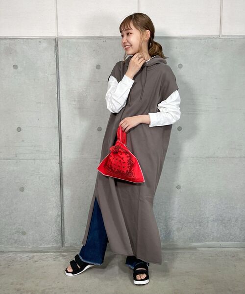 fredy repit（フレディレピ）の「【WEB限定】ミニ裏毛フード付きワンピース（ワンピース・レディース・ブラック/グレイッシュベージュ・38）」の17枚目の写真