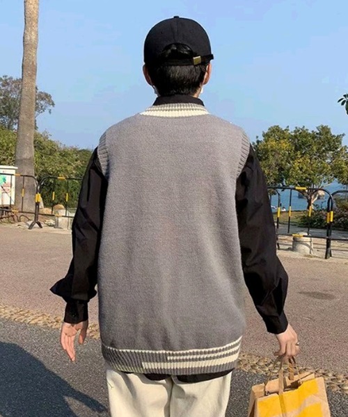 NO NEED(ノーニード)の「Vネックアシメデザインニットベスト /ゆるシルエット/カレッジ/シャツレイヤード/(ベスト・メンズ・ライトグリーン/グレー/ブラック/ホワイト・フリ-)」の8枚目の写真