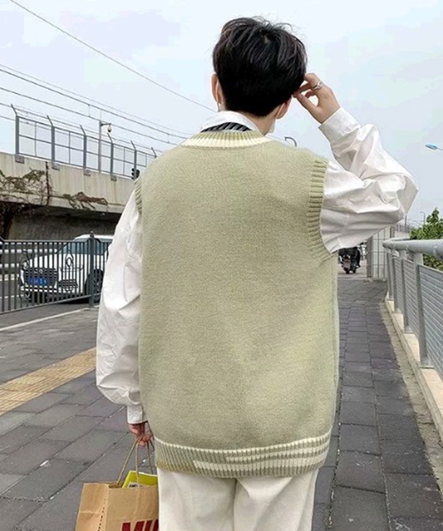 NO NEED(ノーニード)の「Vネックアシメデザインニットベスト /ゆるシルエット/カレッジ/シャツレイヤード/(ベスト・メンズ・ライトグリーン/グレー/ブラック/ホワイト・フリ-)」の9枚目の写真