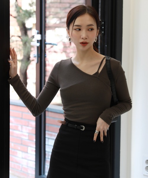 by muni:r(バイ ムニール)の「スリムフィット斜線リブTシャツ(Tシャツ/カットソー・レディース・ブラック/アイボリー/ダークグリーン系・FREE)」の3枚目の写真
