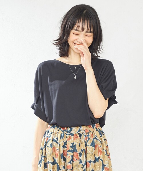 ANY(エニィ)の「【接触冷感・UVケア】ドルマンスリーブ Tブラウス(Tシャツ/カットソー・レディース・グリーン系/ブラック系/アイボリー系1/ライトグレー系/ブルー系/アイボリー系/オールドローズ系/ブラウン系/グレー系/ピーコックグリーン系/レッド系/ライトイエロー系/ダークブラウン系・3/2)」の4枚目の写真