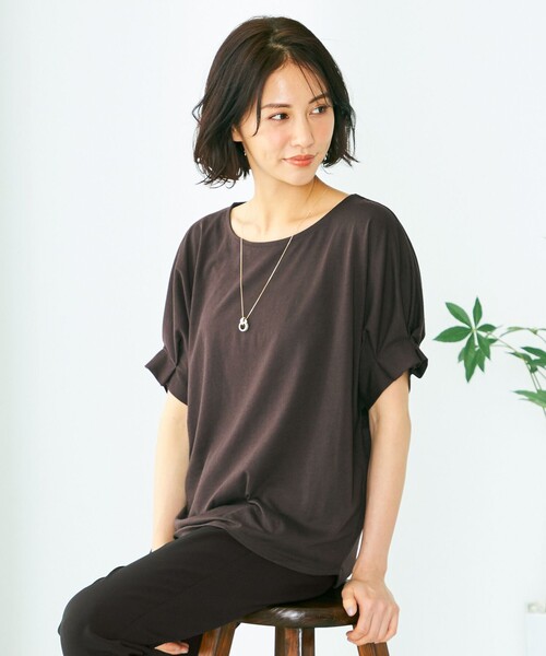 ANY(エニィ)の「【接触冷感・UVケア】ドルマンスリーブ Tブラウス(Tシャツ/カットソー・レディース・グリーン系/ブラック系/アイボリー系1/ライトグレー系/ブルー系/アイボリー系/オールドローズ系/ブラウン系/グレー系/ピーコックグリーン系/レッド系/ライトイエロー系/ダークブラウン系・3/2)」の5枚目の写真