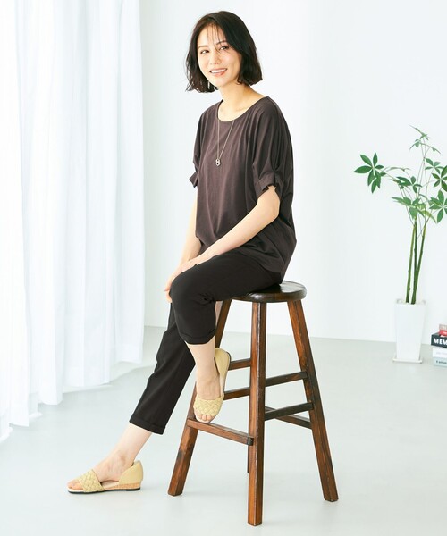 ANY(エニィ)の「【接触冷感・UVケア】ドルマンスリーブ Tブラウス(Tシャツ/カットソー・レディース・グリーン系/ブラック系/アイボリー系1/ライトグレー系/ブルー系/アイボリー系/オールドローズ系/ブラウン系/グレー系/ピーコックグリーン系/レッド系/ライトイエロー系/ダークブラウン系・3/2)」の14枚目の写真