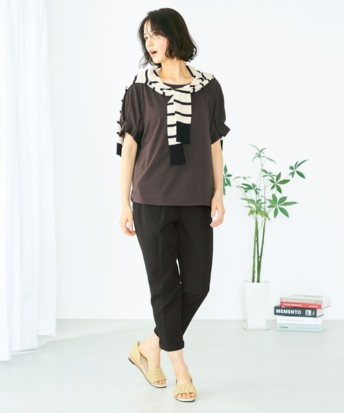 ANY(エニィ)の「【接触冷感・UVケア】ドルマンスリーブ Tブラウス(Tシャツ/カットソー・レディース・グリーン系/ブラック系/アイボリー系1/ライトグレー系/ブルー系/アイボリー系/オールドローズ系/ブラウン系/グレー系/ピーコックグリーン系/レッド系/ライトイエロー系/ダークブラウン系・3/2)」の15枚目の写真