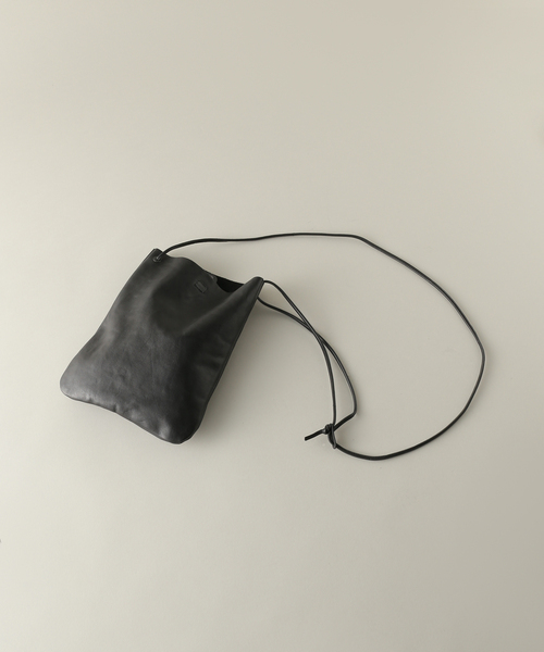 JOURNAL STANDARD（ジャーナルスタンダード）の「【ARTS&CRAFTS /アーツアンドクラフツ】VEGETABLE HORSE ショルダーバッグ（ショルダーバッグ・メンズ・ブラック/ベージュ・FREE）」の2枚目の写真