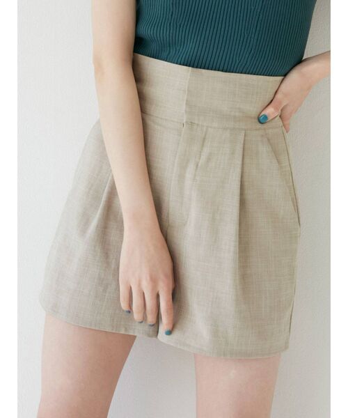 MURUA（ムルーア）の「タックワイドバミューダパンツ【セットアップ着用可能】（スラックス・レディース・ベージュ/ブラウン/ブルー・1/2）」の2枚目の写真