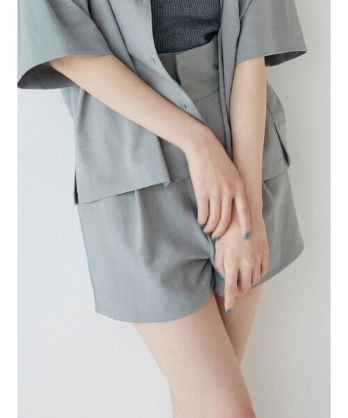 MURUA（ムルーア）の「タックワイドバミューダパンツ【セットアップ着用可能】（スラックス・レディース・ベージュ/ブラウン/ブルー・1/2）」の13枚目の写真