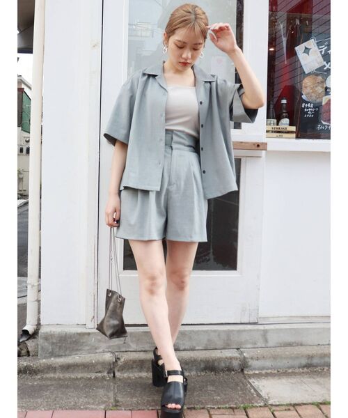 MURUA（ムルーア）の「タックワイドバミューダパンツ【セットアップ着用可能】（スラックス・レディース・ベージュ/ブラウン/ブルー・1/2）」の7枚目の写真