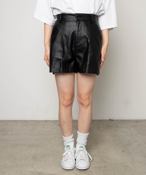 WEGO（ウィゴー）の「WEGO/フェイクレザーピンタックショートパンツ（その他パンツ・レディース・アイボリー/ブラック・FREE）」の13枚目の写真
