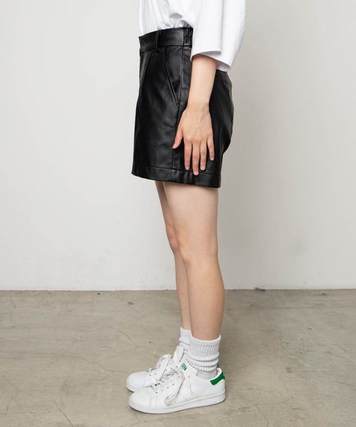 WEGO（ウィゴー）の「WEGO/フェイクレザーピンタックショートパンツ（その他パンツ・レディース・アイボリー/ブラック・FREE）」の9枚目の写真