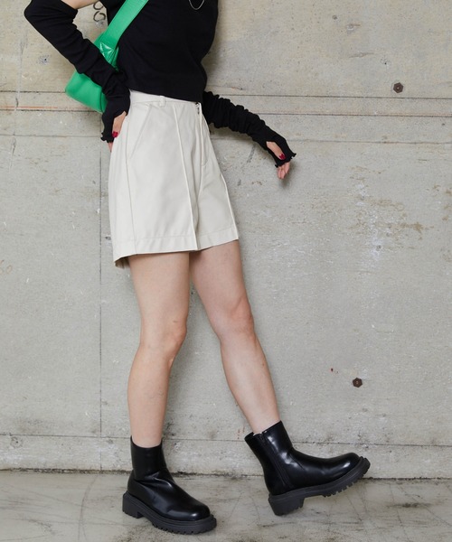 WEGO（ウィゴー）の「WEGO/フェイクレザーピンタックショートパンツ（その他パンツ・レディース・アイボリー/ブラック・FREE）」の3枚目の写真