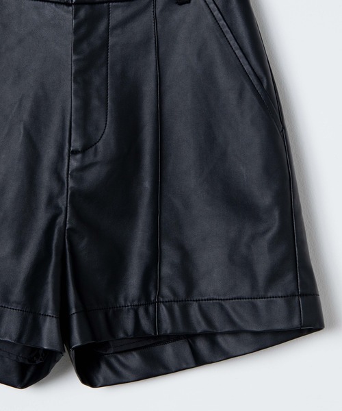 WEGO（ウィゴー）の「WEGO/フェイクレザーピンタックショートパンツ（その他パンツ・レディース・アイボリー/ブラック・FREE）」の21枚目の写真