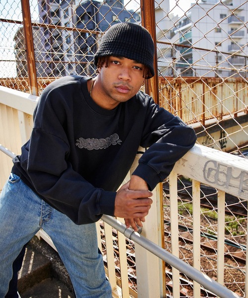 NYUDROP(ニュードロップ)の「【NYUDROP】GRAFFITI LOGO PIGMENT DYED CREWNECK SWEAT / グラフィックロゴ刺繍 ピグメント裏毛クルーネックスウェット(スウェット・メンズ・ブラック/ブルー/グリーン・M/L/XL)」の2枚目の写真