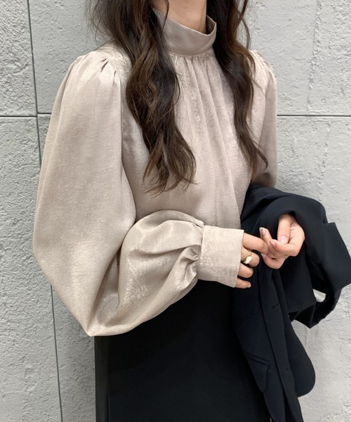 ECLIN（エクラン）の「ボリューム袖スタンドカラーブラウス（シャツ/ブラウス・レディース・ブラック/ベージュ/グレー・M/L）」の3枚目の写真