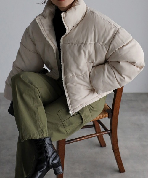 Bonjour Sagan（ボンジュールサガン）の「【2022 新作】スタンドカラーショート丈フェイクダウン（ダウンジャケット/コート・レディース・ベージュ/ブルー/ブラック/アイボリー・FREE）」の2枚目の写真