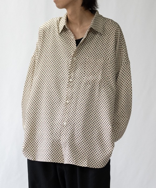 JOHN'S CLOSET(ジョンズクローゼット)の「【i】総柄プリントドロップショルダーシャツ(シャツ/ブラウス・メンズ・ブラック系その他/ブラック系その他2/ブラウン系その他/ブラック/グリーン/ホワイト/ブラウン/ホワイト系その他/ネイビー・LARGE/X-LARGE/MEDIUM)」の3枚目の写真