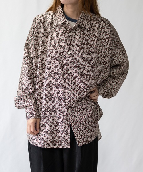 JOHN'S CLOSET(ジョンズクローゼット)の「【i】総柄プリントドロップショルダーシャツ(シャツ/ブラウス・メンズ・ブラック系その他/ブラック系その他2/ブラウン系その他/ブラック/グリーン/ホワイト/ブラウン/ホワイト系その他/ネイビー・LARGE/X-LARGE/MEDIUM)」の2枚目の写真