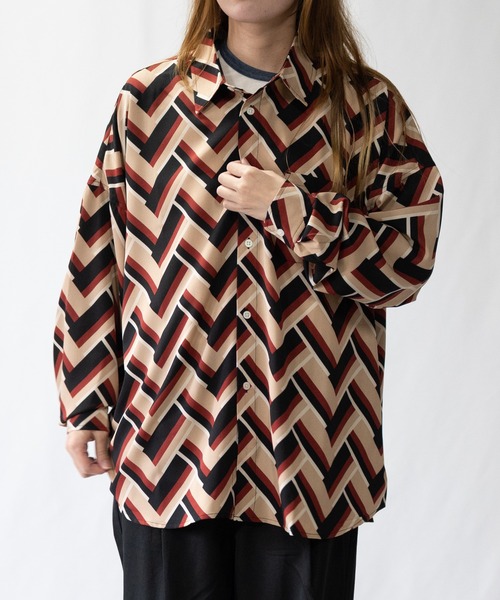 JOHN'S CLOSET(ジョンズクローゼット)の「【i】総柄プリントドロップショルダーシャツ(シャツ/ブラウス・メンズ・ブラック系その他/ブラック系その他2/ブラウン系その他/ブラック/グリーン/ホワイト/ブラウン/ホワイト系その他/ネイビー・LARGE/X-LARGE/MEDIUM)」の6枚目の写真