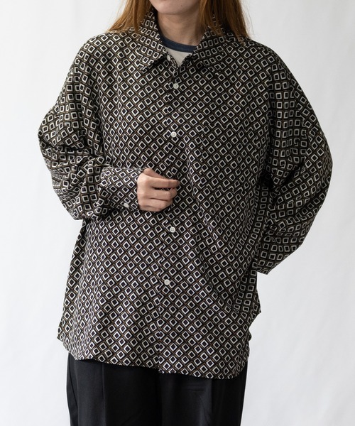 JOHN'S CLOSET(ジョンズクローゼット)の「【i】総柄プリントドロップショルダーシャツ(シャツ/ブラウス・メンズ・ブラック系その他/ブラック系その他2/ブラウン系その他/ブラック/グリーン/ホワイト/ブラウン/ホワイト系その他/ネイビー・LARGE/X-LARGE/MEDIUM)」の4枚目の写真