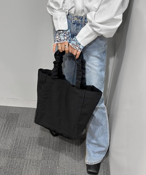 LVEU.（ラブユ.）の「【ZOZOTOWN限定】Ruffle handle canvas bag / ラッフルハンドルキャンバスバッグ（トートバッグ・レディース・ブラック・FREE）」の2枚目の写真