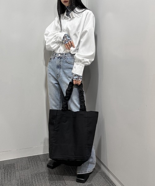 LVEU.（ラブユ.）の「【ZOZOTOWN限定】Ruffle handle canvas bag / ラッフルハンドルキャンバスバッグ（トートバッグ・レディース・ブラック・FREE）」の3枚目の写真