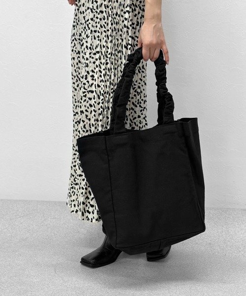 LVEU.（ラブユ.）の「【ZOZOTOWN限定】Ruffle handle canvas bag / ラッフルハンドルキャンバスバッグ（トートバッグ・レディース・ブラック・FREE）」の5枚目の写真