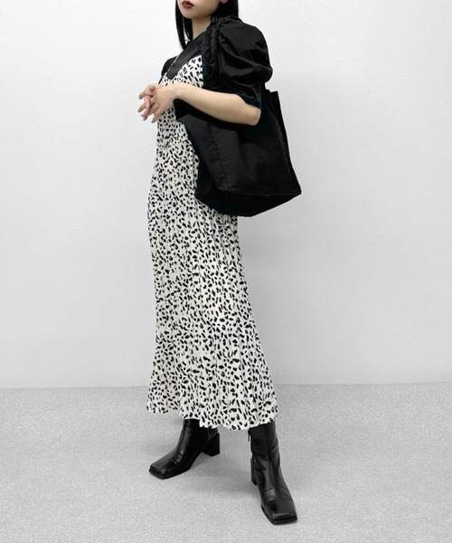 LVEU.（ラブユ.）の「【ZOZOTOWN限定】Ruffle handle canvas bag / ラッフルハンドルキャンバスバッグ（トートバッグ・レディース・ブラック・FREE）」の7枚目の写真