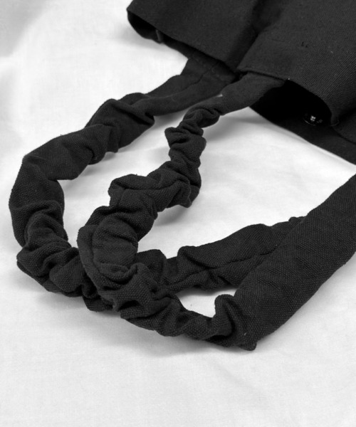 LVEU.（ラブユ.）の「【ZOZOTOWN限定】Ruffle handle canvas bag / ラッフルハンドルキャンバスバッグ（トートバッグ・レディース・ブラック・FREE）」の11枚目の写真