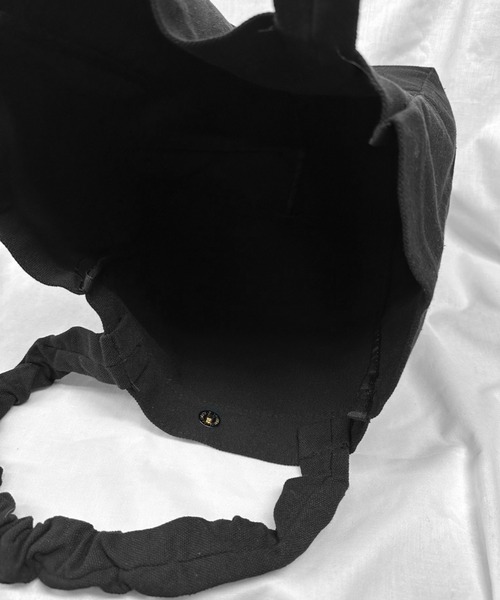 LVEU.（ラブユ.）の「【ZOZOTOWN限定】Ruffle handle canvas bag / ラッフルハンドルキャンバスバッグ（トートバッグ・レディース・ブラック・FREE）」の13枚目の写真