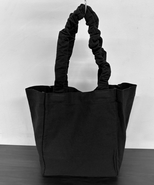 LVEU.（ラブユ.）の「【ZOZOTOWN限定】Ruffle handle canvas bag / ラッフルハンドルキャンバスバッグ（トートバッグ・レディース・ブラック・FREE）」の15枚目の写真