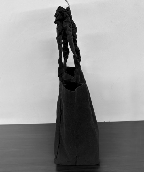 LVEU.（ラブユ.）の「【ZOZOTOWN限定】Ruffle handle canvas bag / ラッフルハンドルキャンバスバッグ（トートバッグ・レディース・ブラック・FREE）」の16枚目の写真