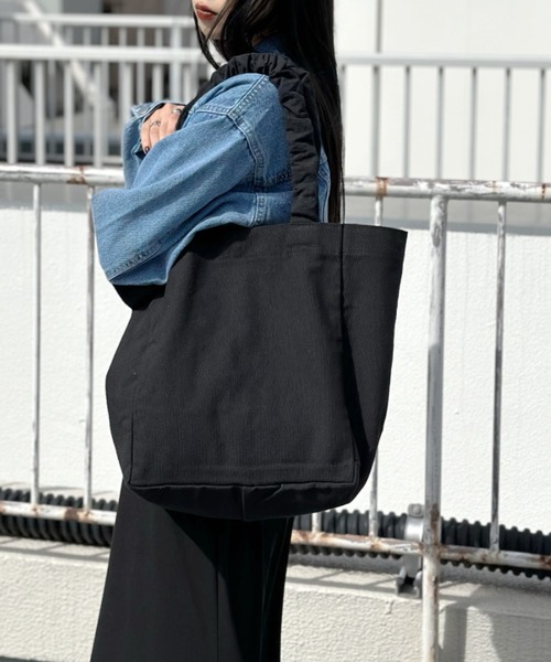 LVEU.（ラブユ.）の「【ZOZOTOWN限定】Ruffle handle canvas bag / ラッフルハンドルキャンバスバッグ（トートバッグ・レディース・ブラック・FREE）」の21枚目の写真