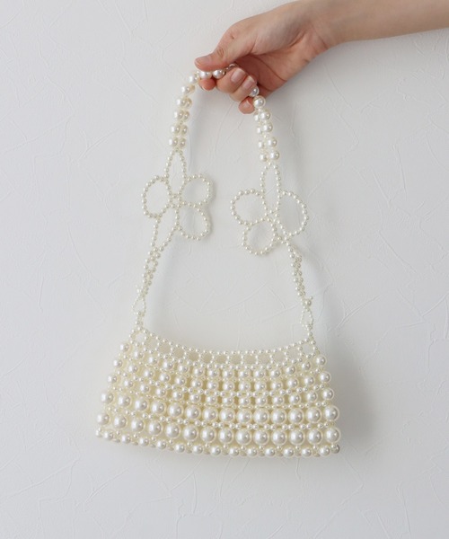 BLUEEAST（ブルーイースト）の「パールビーズ編みフラワーハンドルバッグ（ハンドバッグ・レディース・ホワイト・FREE）」の2枚目の写真