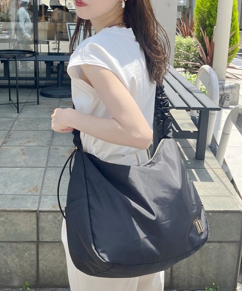 natural couture（ナチュラルクチュール）の「キャザーショルダーバッグ（ショルダーバッグ・レディース・ブラック/ベージュ/オフホワイト・FREE）」の2枚目の写真