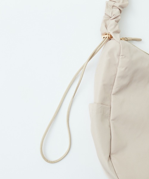 natural couture（ナチュラルクチュール）の「キャザーショルダーバッグ（ショルダーバッグ・レディース・ブラック/ベージュ/オフホワイト・FREE）」の22枚目の写真