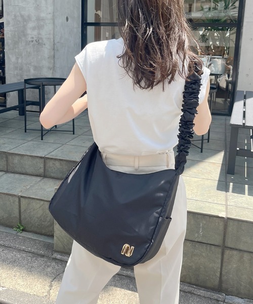 natural couture（ナチュラルクチュール）の「キャザーショルダーバッグ（ショルダーバッグ・レディース・ブラック/ベージュ/オフホワイト・FREE）」の9枚目の写真