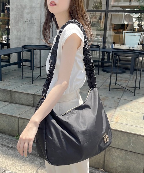 natural couture（ナチュラルクチュール）の「キャザーショルダーバッグ（ショルダーバッグ・レディース・ブラック/ベージュ/オフホワイト・FREE）」の10枚目の写真