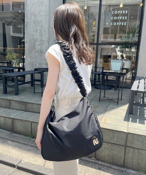 natural couture（ナチュラルクチュール）の「キャザーショルダーバッグ（ショルダーバッグ・レディース・ブラック/ベージュ/オフホワイト・FREE）」の12枚目の写真