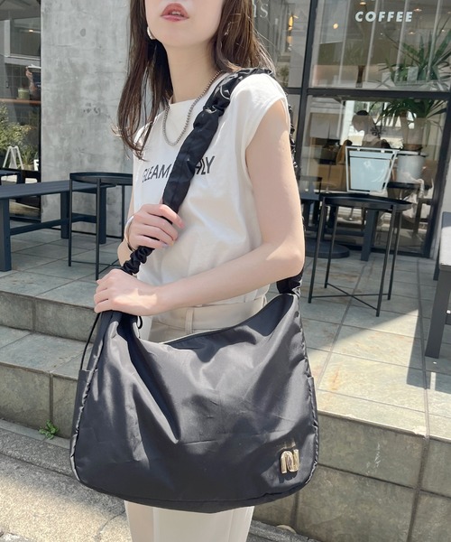 natural couture（ナチュラルクチュール）の「キャザーショルダーバッグ（ショルダーバッグ・レディース・ブラック/ベージュ/オフホワイト・FREE）」の11枚目の写真