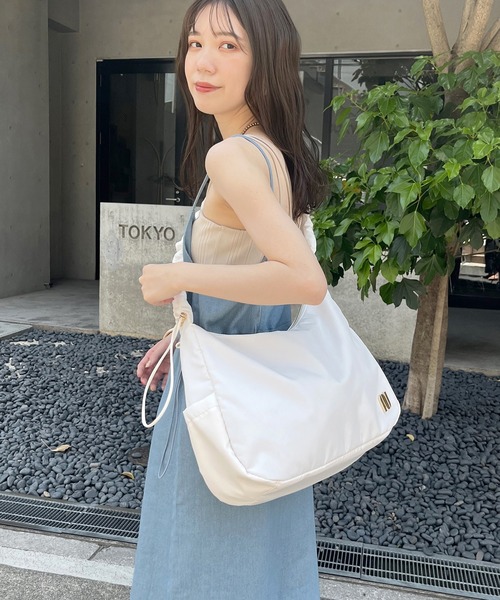 natural couture（ナチュラルクチュール）の「キャザーショルダーバッグ（ショルダーバッグ・レディース・ブラック/ベージュ/オフホワイト・FREE）」の4枚目の写真