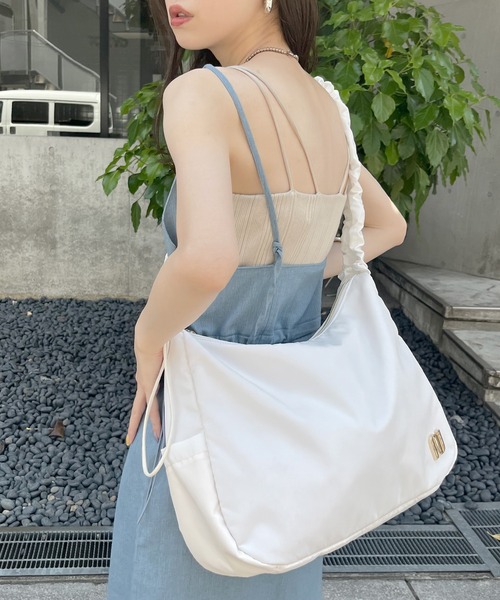 natural couture（ナチュラルクチュール）の「キャザーショルダーバッグ（ショルダーバッグ・レディース・ブラック/ベージュ/オフホワイト・FREE）」の5枚目の写真