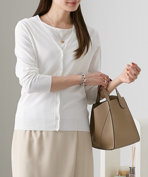 nissen(ニッセン)の「【Vネック・クルーネック】洗えるカーディガン(UVカット・接触冷感・毛玉になりにくい・洗濯機OK)(カーディガン/ボレロ・レディース・ピンク/イエロー/ブラック/ライトグリーン/ネイビー/オフホワイト/モカ/杢グレー/ネイビー系/ホワイト系/ブルー/グリーン/ライトホワイト/スカイブルー/レッド・M/L/LL/L1/M1/LL1)」の3枚目の写真